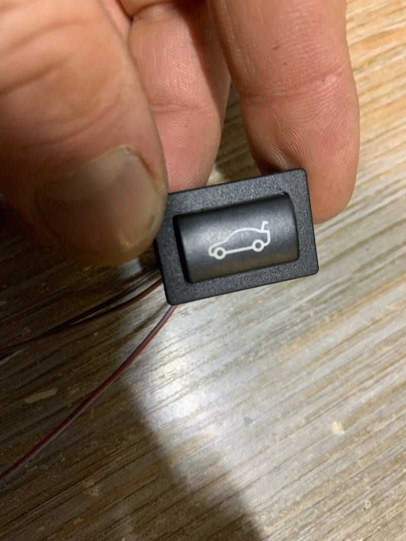 кнопка открытия багажника BMW 5 серия F07/F10/F11 2012, 4.4 л., N63 B44 A, бензин, АКПП, седан, 6921846