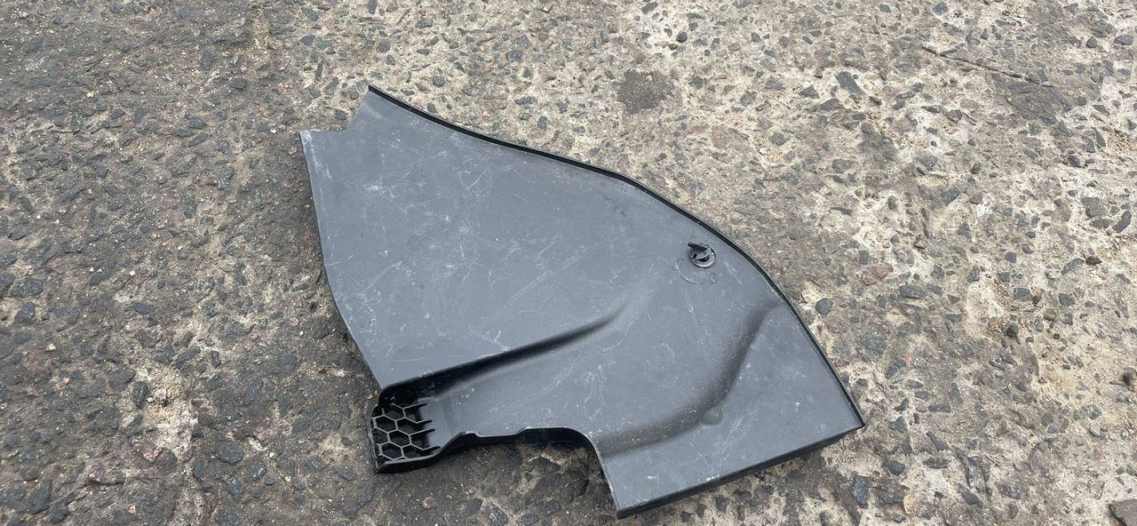 планка под капот BMW 5 серия G30/G31 G31 2018, 2.0 л., B48 B20 A, бензин, задний привод, правый руль, 7388718