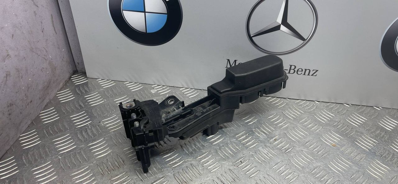 распределитель тока BMW 5 серия G30/G31 2017, 9339825