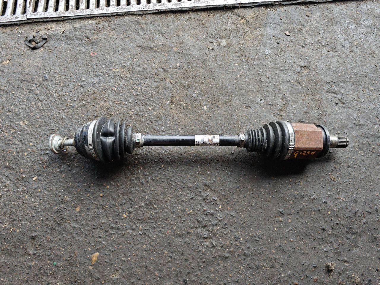 полуось передняя левая (приводной вал, ШРУС) BMW X3 F25 2011, 3.0 л., N52 B30, бензин, 7598027