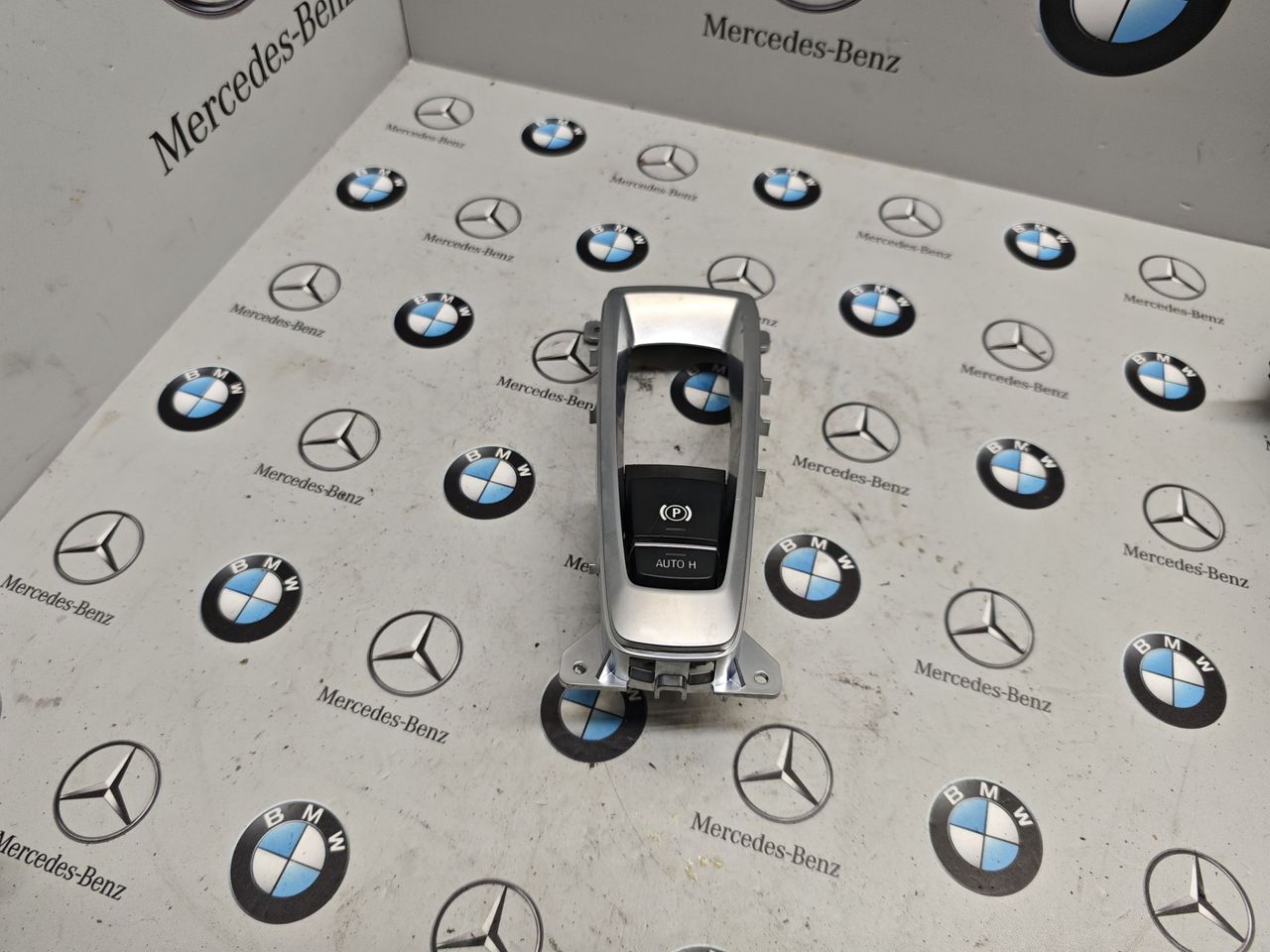 кнопка ручного тормоза (ручника) BMW X5 F15 2017, 3.0 л., N55 B30 A, бензин, АКПП, 6822520