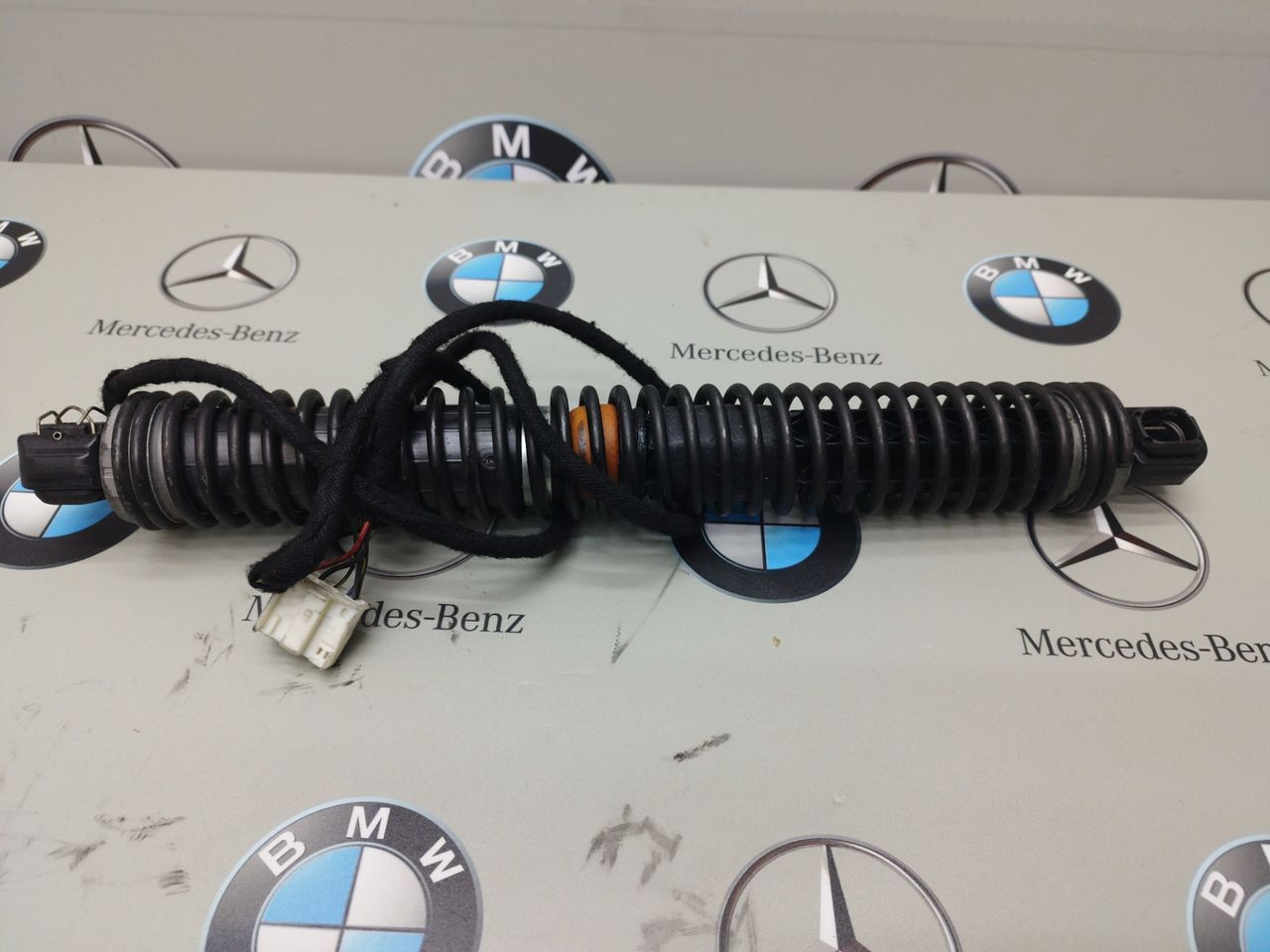 амортизатор крышки багажника (3-5 двери) BMW 7 серия F01/F02 [рестайлинг] 2013, 4.4 л., бензин, 7185714