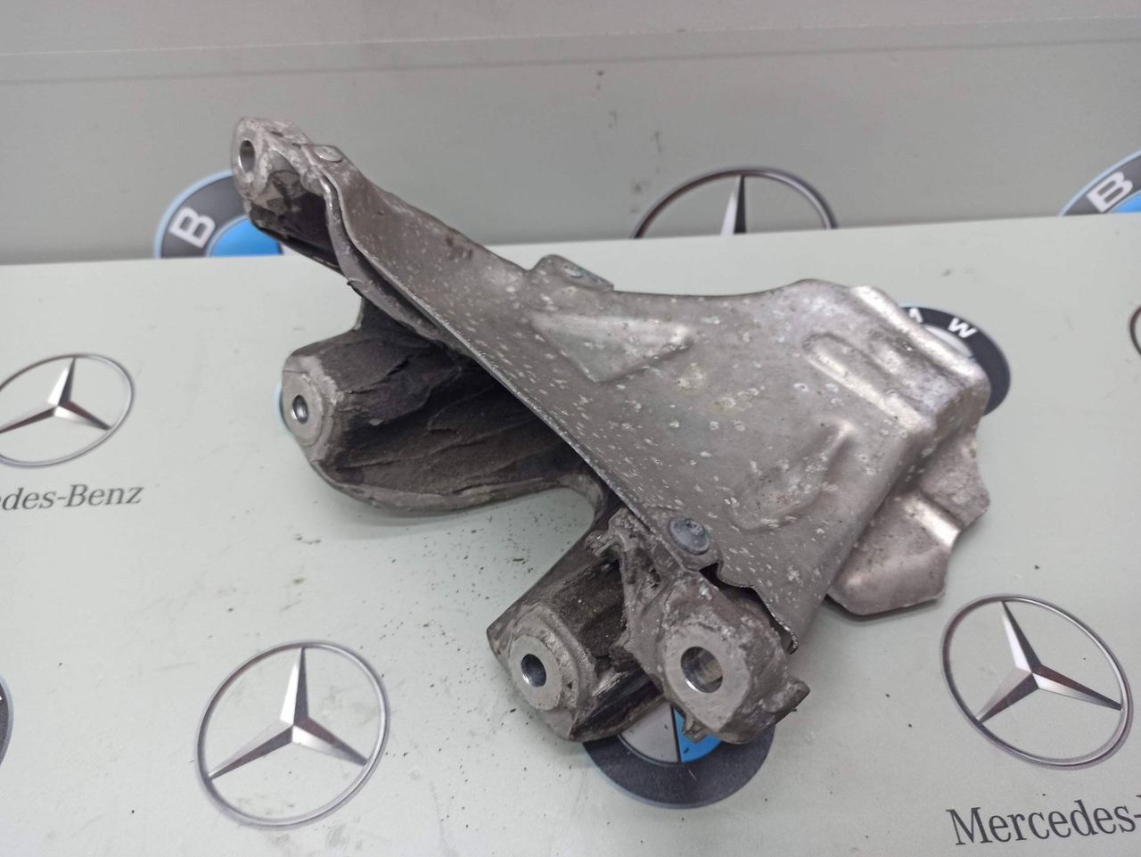 кронштейн двигателя BMW X6 F16 2016, 3.0 л., бензин, правый руль, 6853208