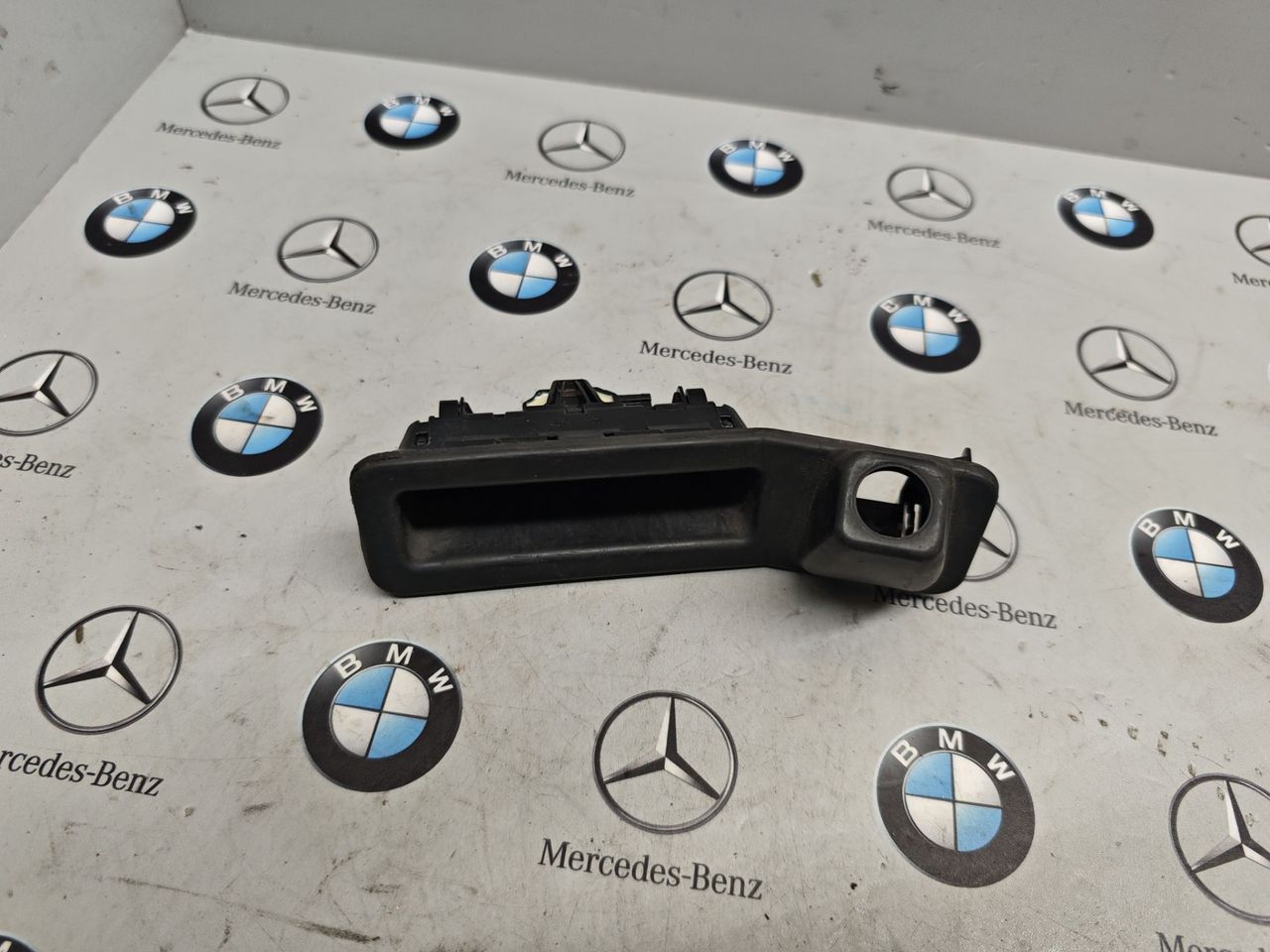ручка открывания багажника BMW 5 серия G30/G31 G31 2018, 2.0 л., B48 B20 A, бензин, задний привод, правый руль, 7381868