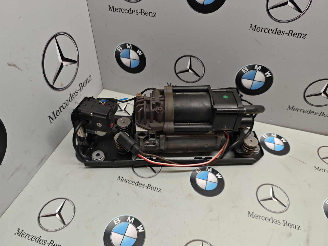 компрессор пневмоподвески BMW 7 серия F01/F02 [рестайлинг] 2014, 3.0 л., N55 B30 A, бензин