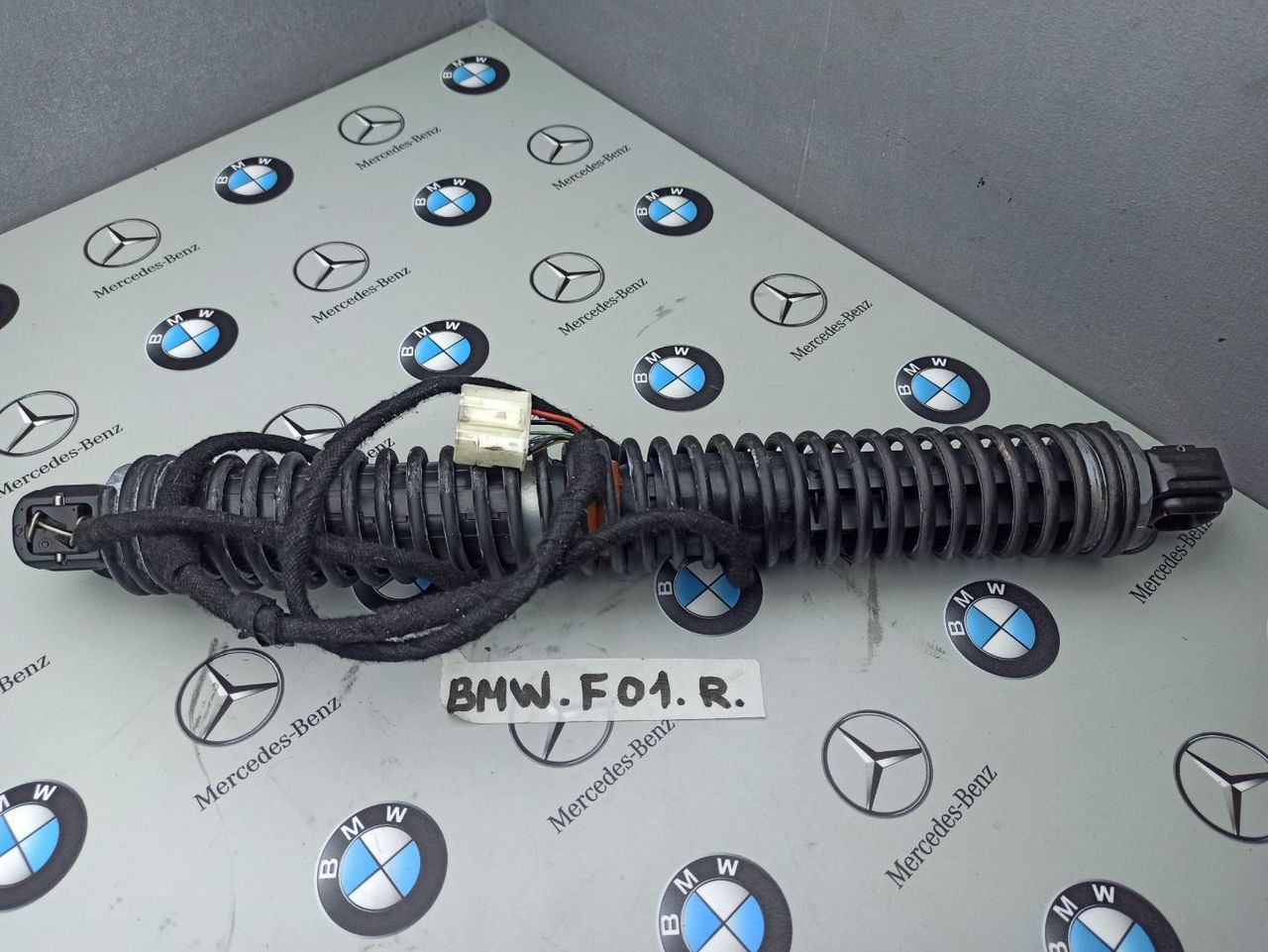 амортизатор крышки багажника (3-5 двери) BMW 7 серия F01/F02 2011, 7185714