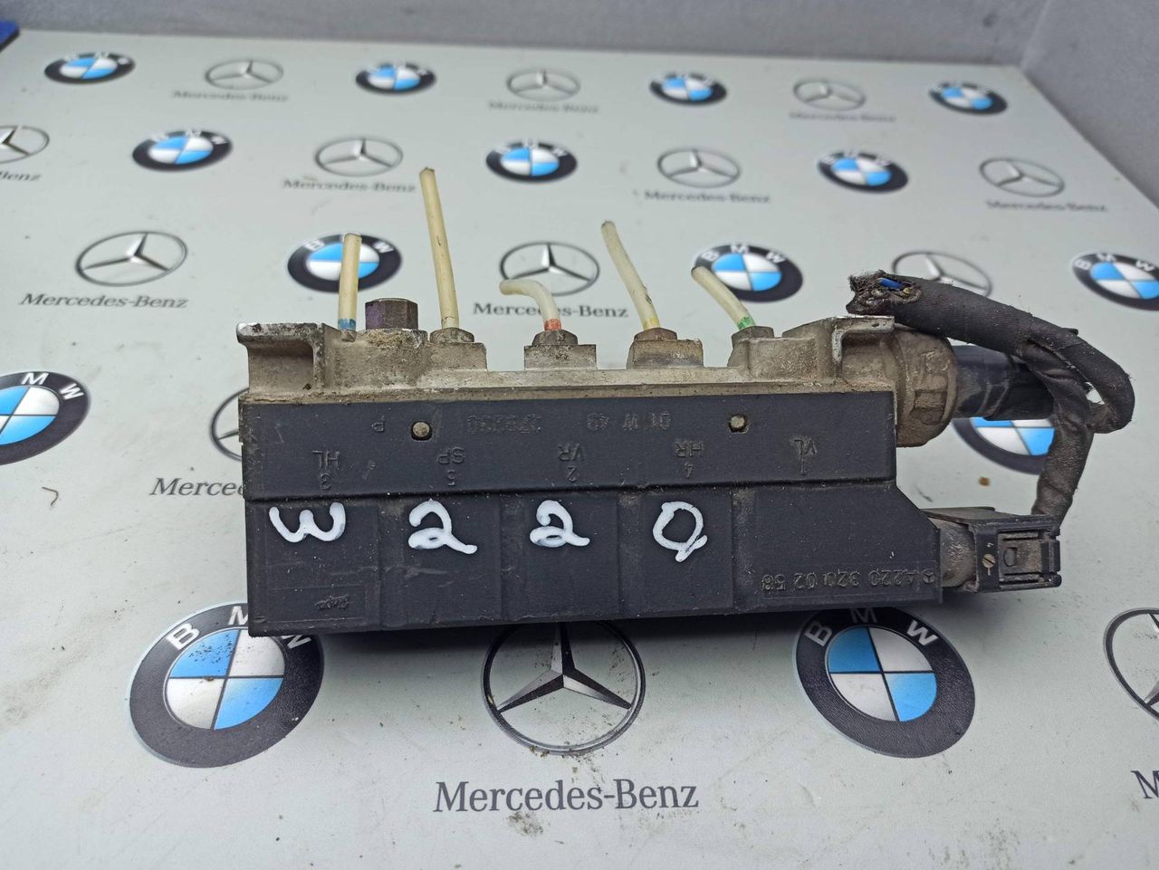 блок клапанов пневмоподвески Mercedes-Benz S-Класс W220 2002, A2203200258
