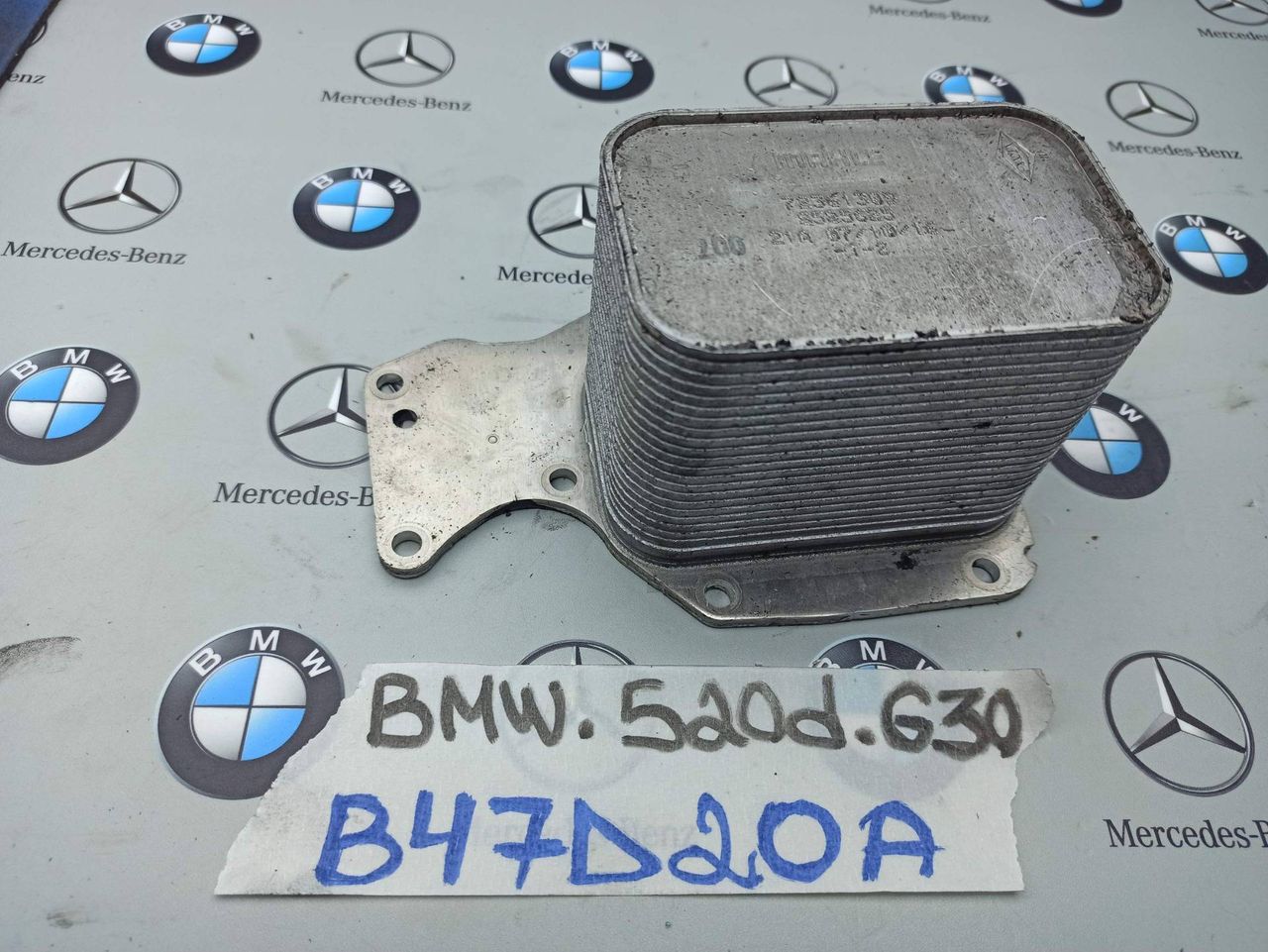 теплообменник масляного фильтра BMW 5 серия G30/G31 2017, 2.0 л., B47 D20 A, дизель, 8585625
