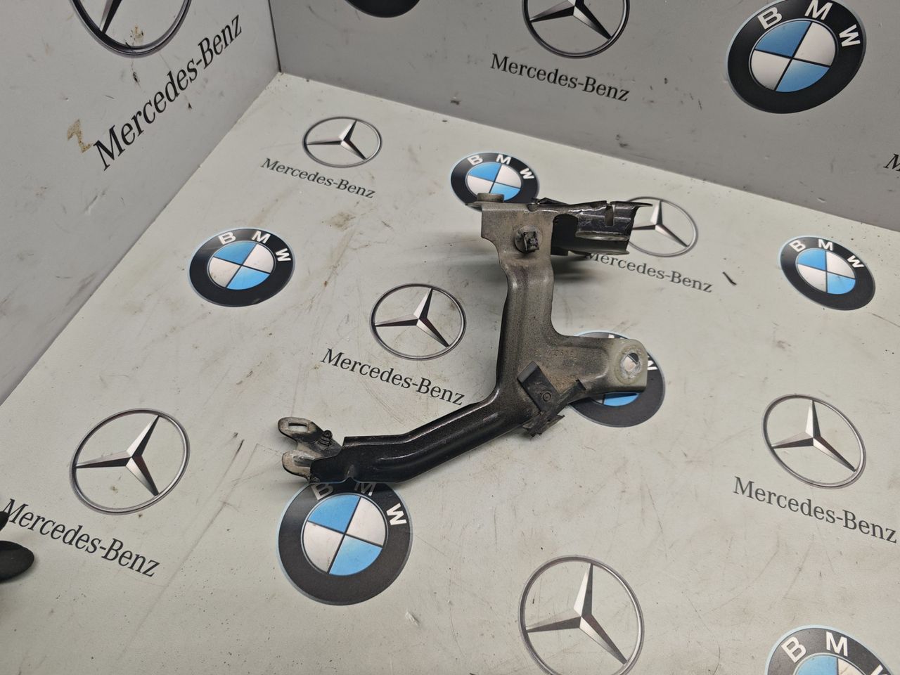 крепление ( кронштейн ) крыла BMW 5 серия G30/G31 2019, 7349617