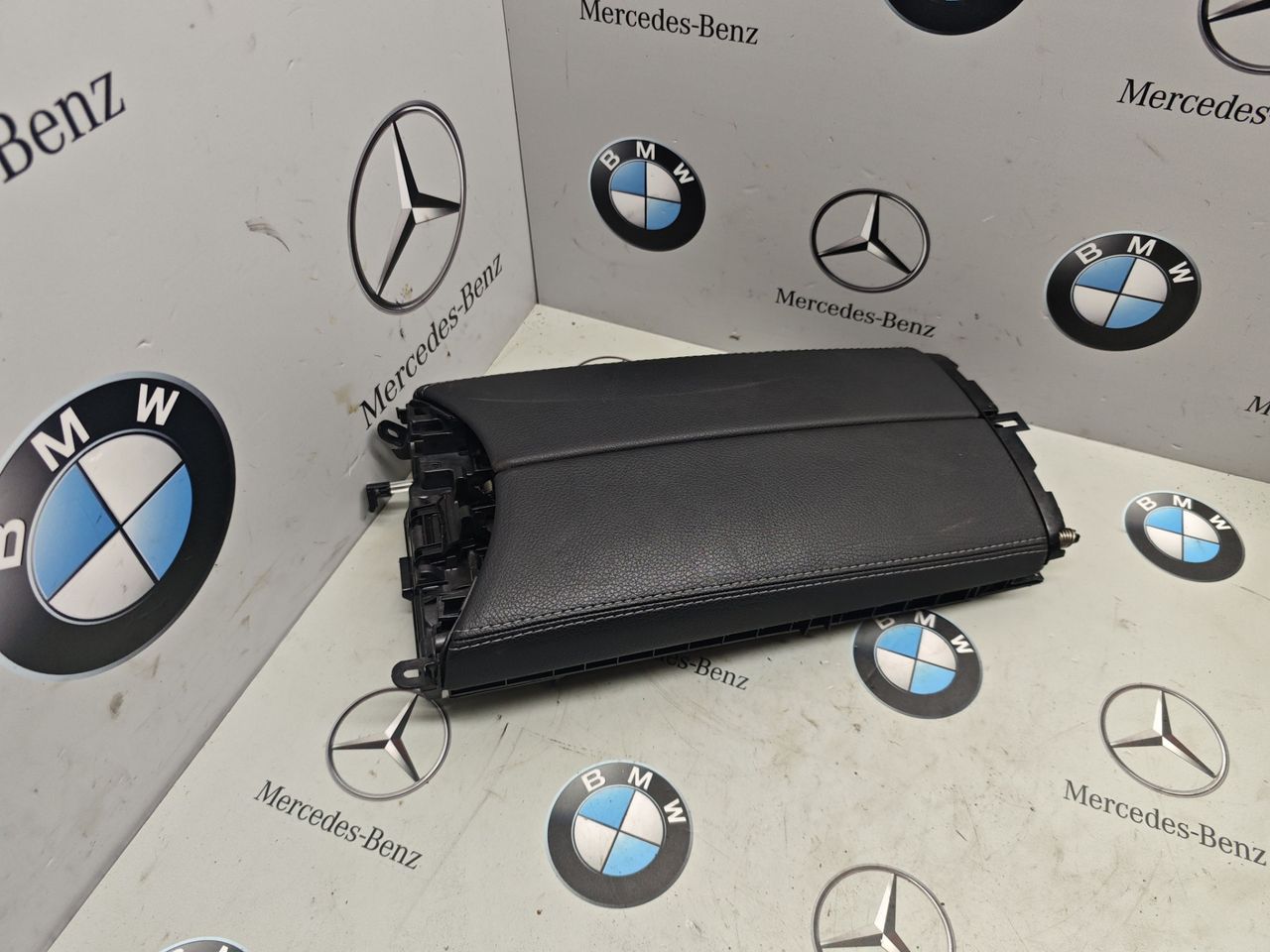 подлокотник Mercedes-Benz GLC-Класс X253 [рестайлинг] 2020, 2.0 л., M264.920, бензин, полный привод, правый руль, A2056808804