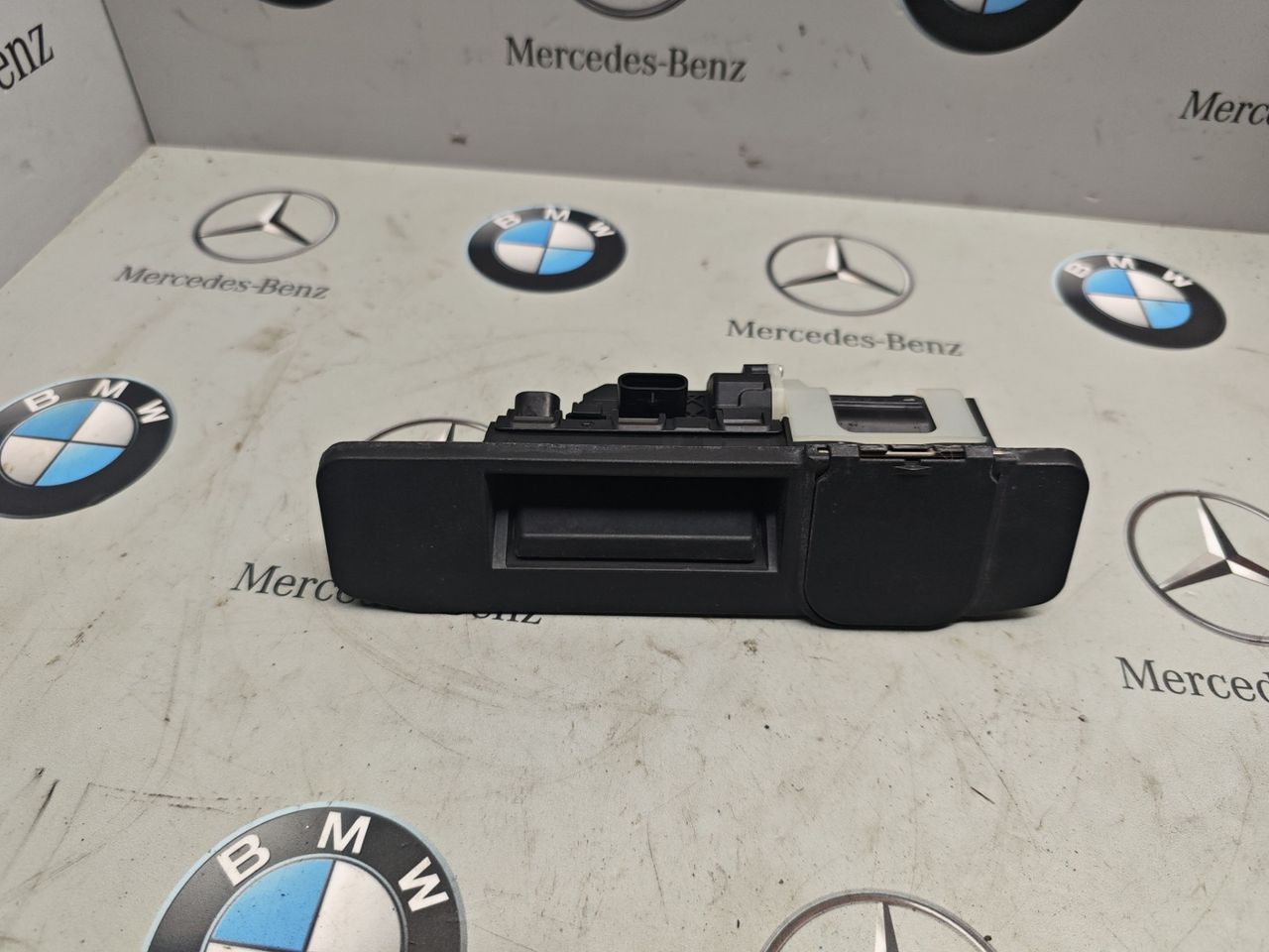 ручка крышки багажника Mercedes-Benz GLC-Класс X253 [рестайлинг] 2020, 2.0 л., M264.920, бензин, полный привод, правый руль, A0997503500