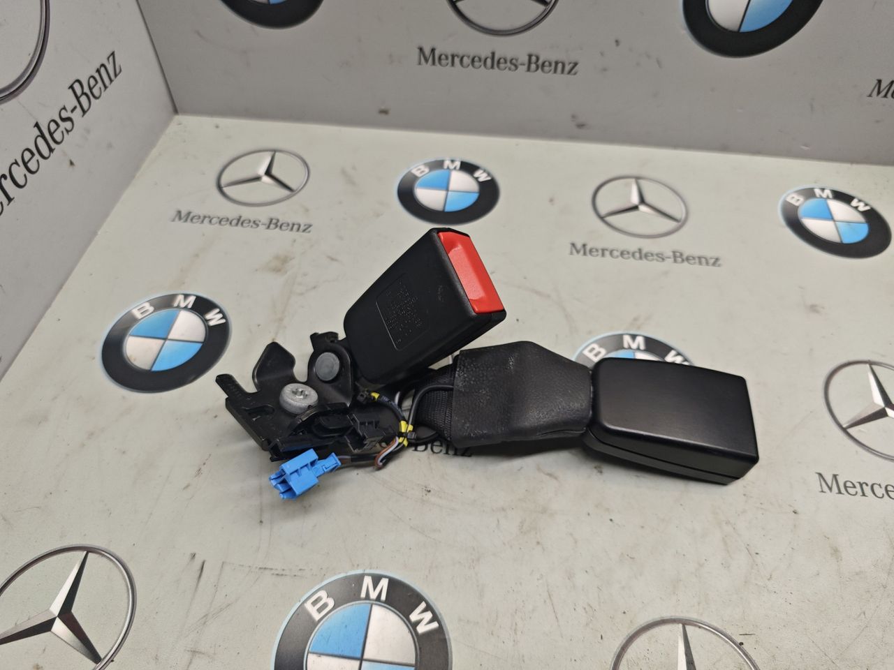 замок ремня безопасности Mercedes-Benz GLC-Класс X253 [рестайлинг] 2020, 2.0 л., M264.920, бензин, полный привод, правый руль, A2058600469
