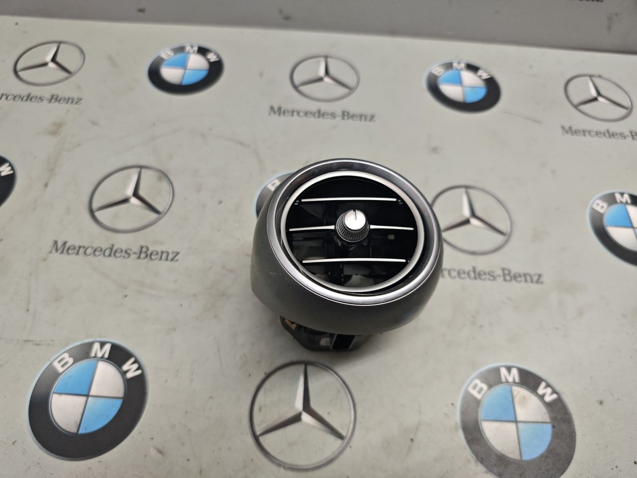 дефлектор обдува салона Mercedes-Benz GLC-Класс X253 [рестайлинг] 2020, 2.0 л., M264.920, бензин, полный привод, правый руль, A2058304400