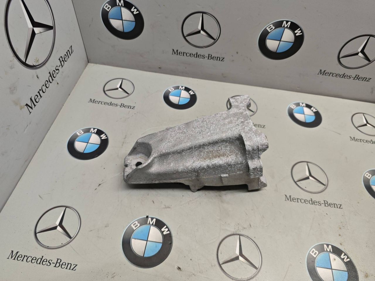 кронштейн двигателя Mercedes-Benz GLC-Класс X253 [рестайлинг] 2020, 2.0 л., M264.920, бензин, полный привод, правый руль, A2642230300