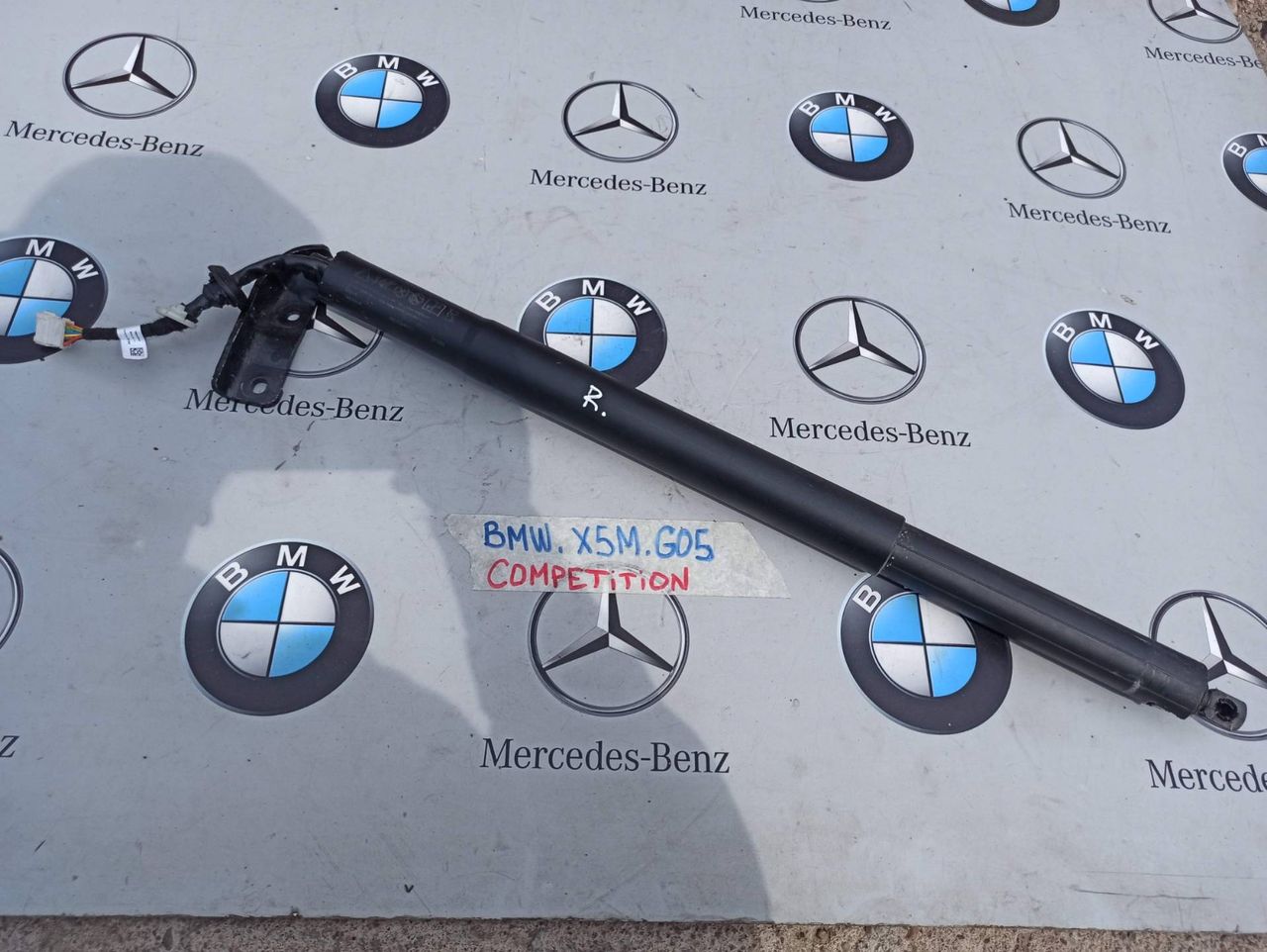 амортизатор крышки багажника (3-5 двери) BMW X5 M F95 2021, 4.4 л., бензин, полный привод, 9482800