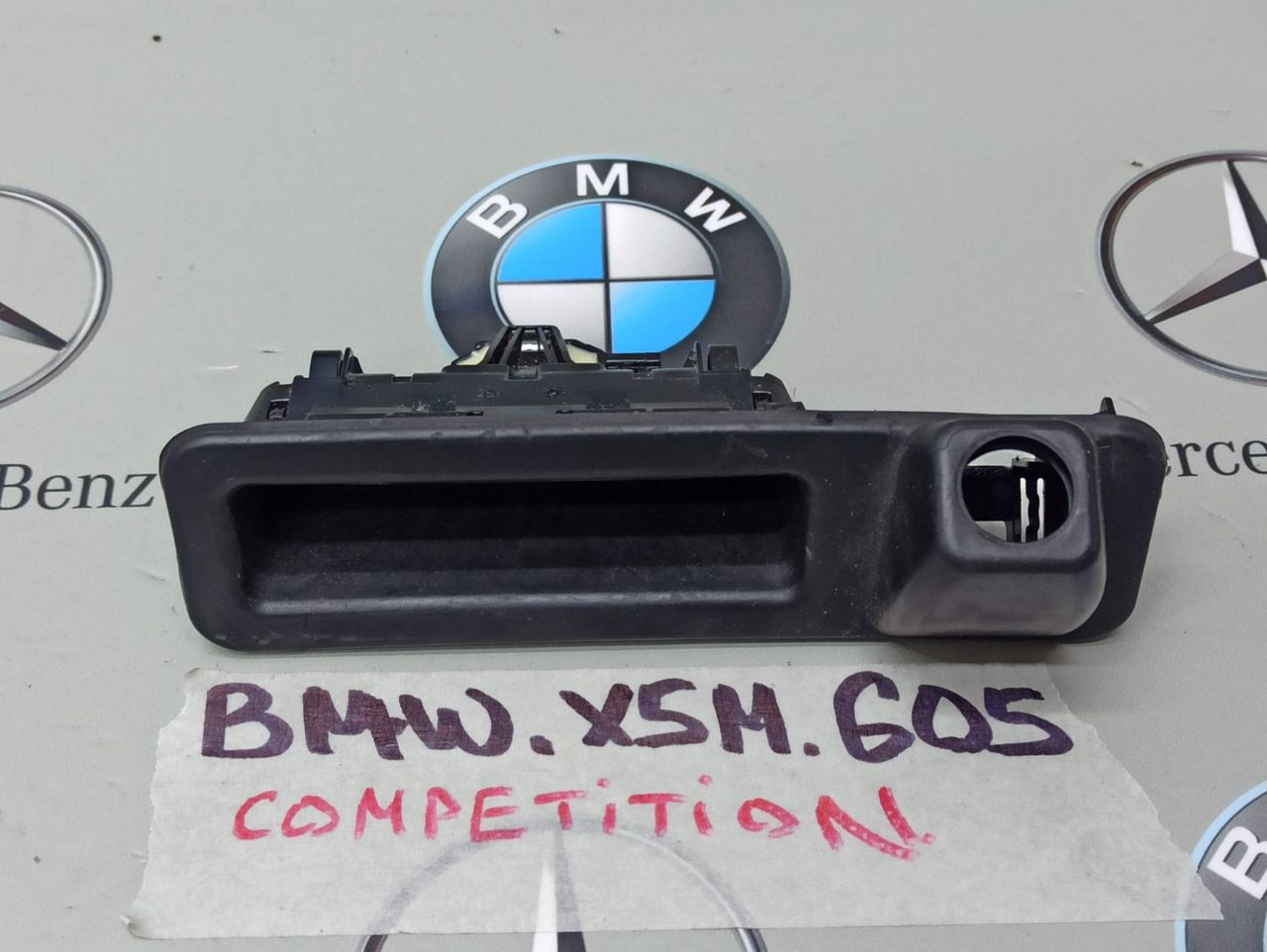 кнопка открытия багажника BMW X5 M F95 2021, 4.4 л., бензин, полный привод, 7381868