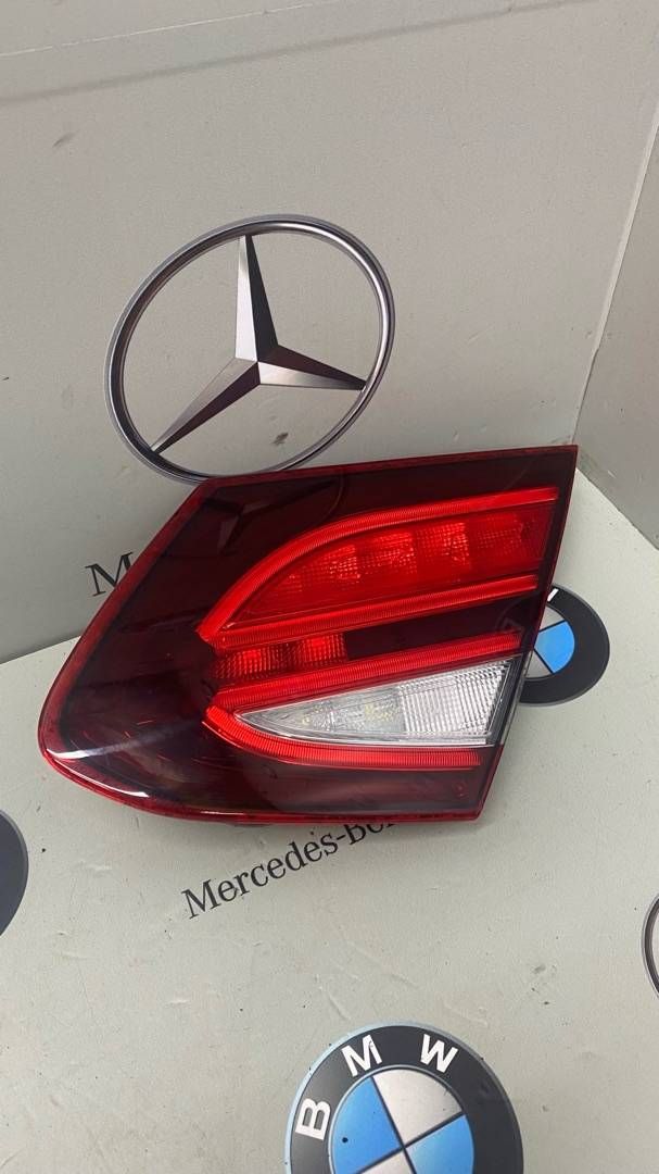фонарь крышки багажника левый Mercedes-Benz C-Класс W205 [рестайлинг] 2020, 2.0 л., M264.920, бензин, кабриолет, задний привод, A2059063805