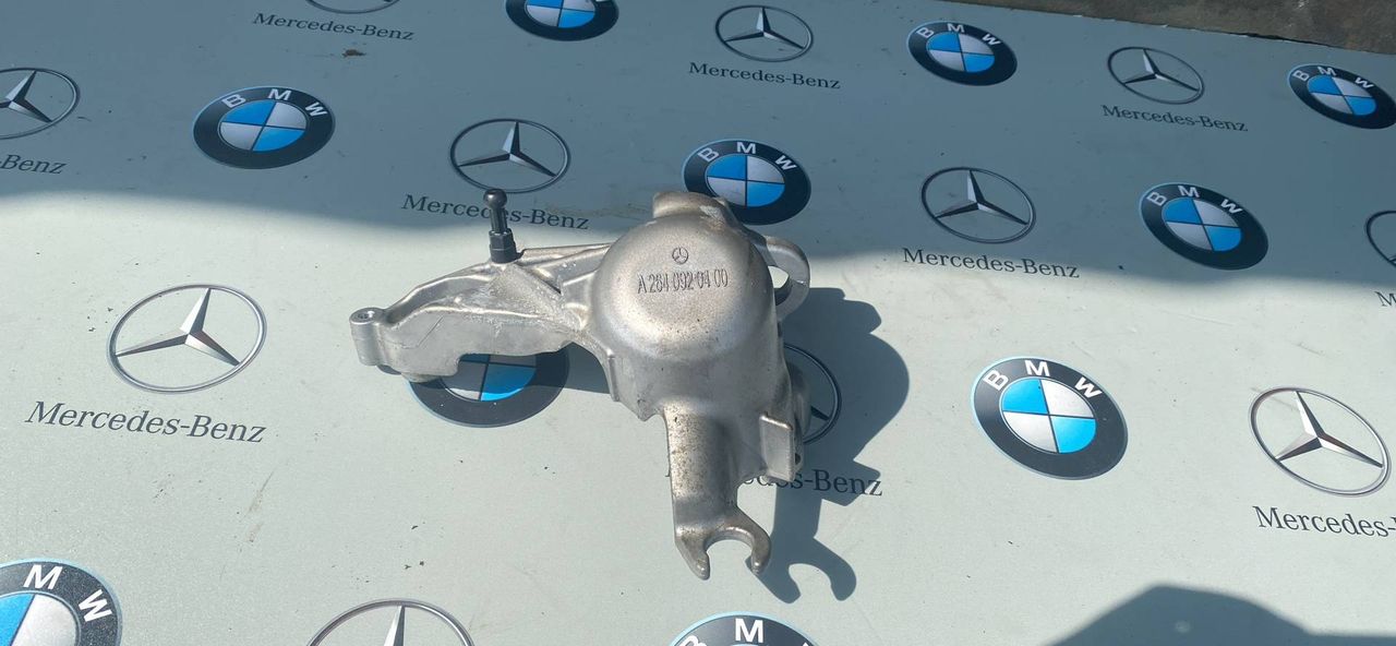 кронштейн ТНВД Mercedes-Benz C-Класс W205 [рестайлинг] 2020, 2.0 л., M264.920, бензин, кабриолет, задний привод, A2640920400