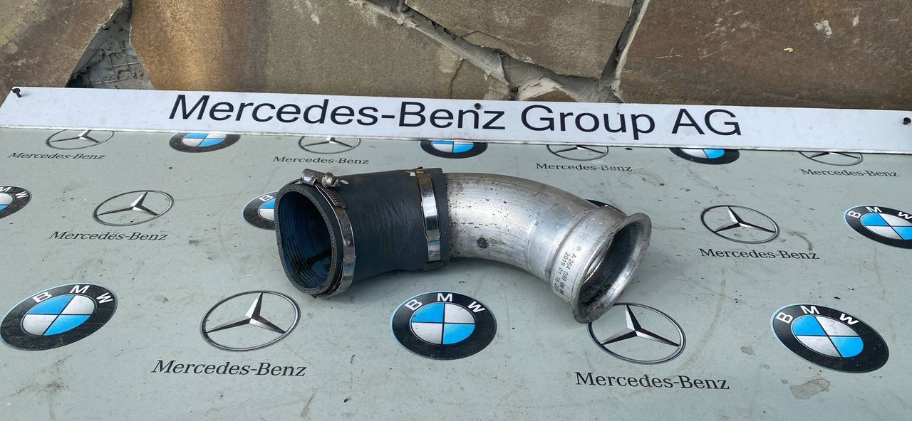 патрубок интеркулера Mercedes-Benz C-Класс W205 [рестайлинг] 2020, 2.0 л., M264.920, бензин, кабриолет, задний привод, A2640980400