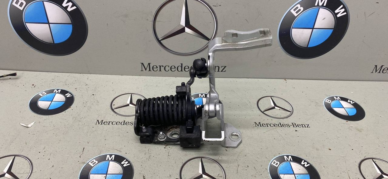 петля крышки багажника Mercedes-Benz C-Класс W205 [рестайлинг] 2020, 2.0 л., M264.920, бензин, кабриолет, задний привод, A2057580104