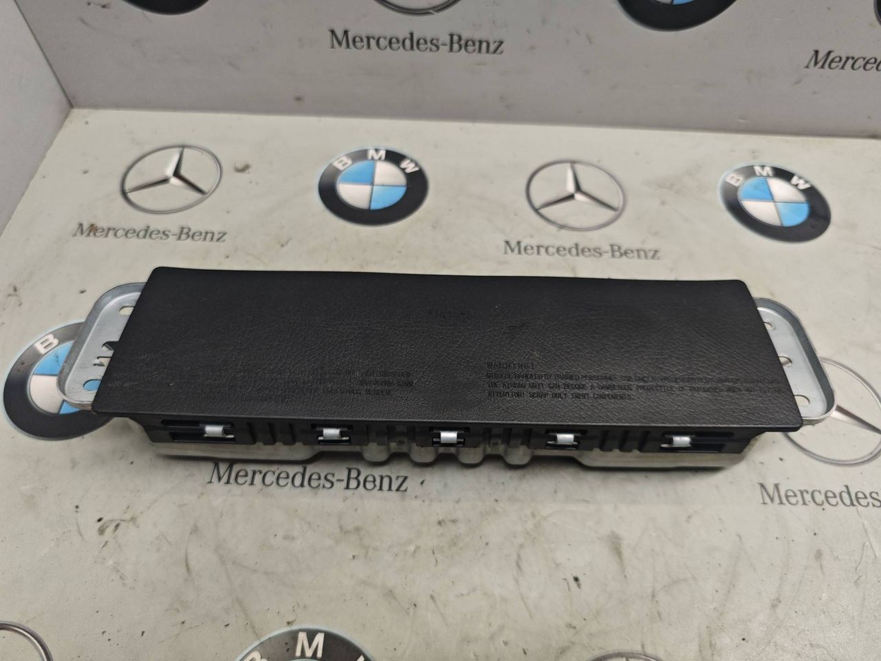 подушка безопасности коленная Mercedes-Benz GLB-Класс 1 поколение 2022, бензин, задний привод, A2478602800