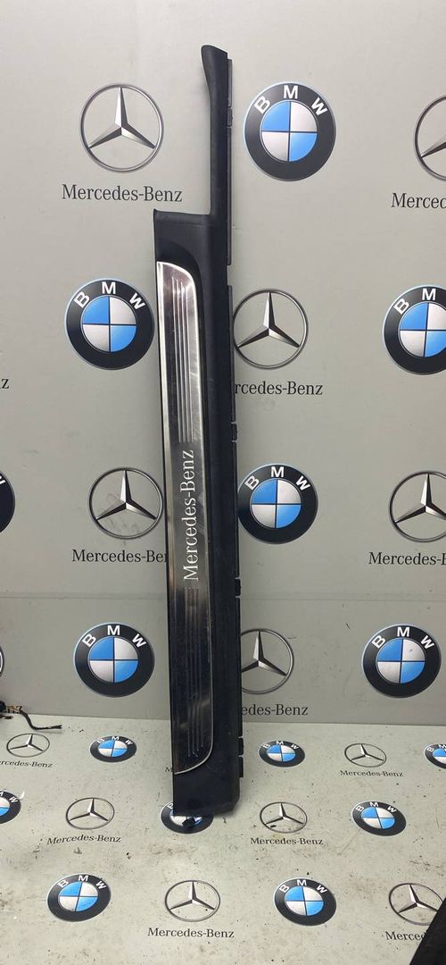 накладка на порог внутренняя Mercedes-Benz C-Класс W205 [рестайлинг] 2020, 2.0 л., M264.920, бензин, кабриолет, задний привод, A2056802011, A2056804211