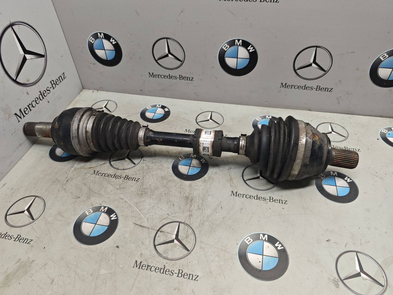 полуось передняя левая (приводной вал, ШРУС) Mercedes-Benz GLB-Класс 1 поколение 2022, бензин, задний привод, A1183306100