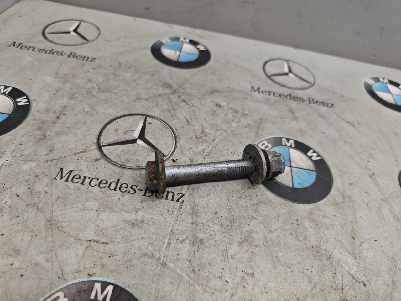 болт развальный Mercedes-Benz GLB-Класс 1 поколение 2022, бензин, задний привод