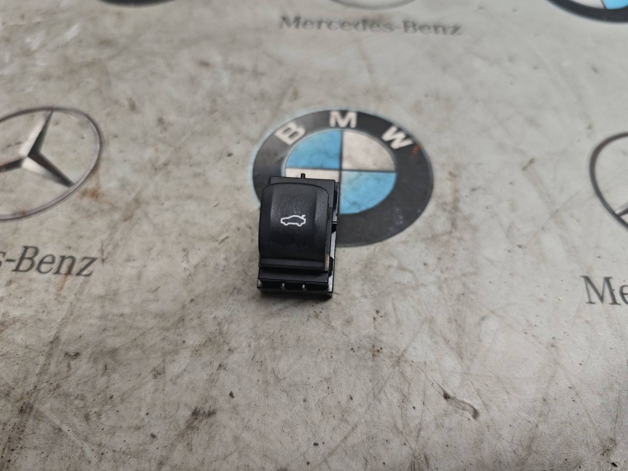 кнопка открытия багажника BMW X5 G05 [рестайлинг] 2025, 3.0 л., бензин, 9327029
