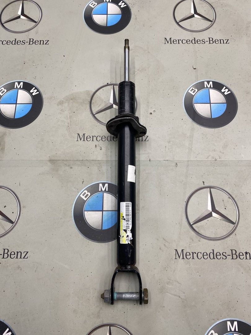 стойка передняя правая Mercedes-Benz C-Класс W205 [рестайлинг] 2020, 2.0 л., M264.920, бензин, кабриолет, задний привод, A2053201713