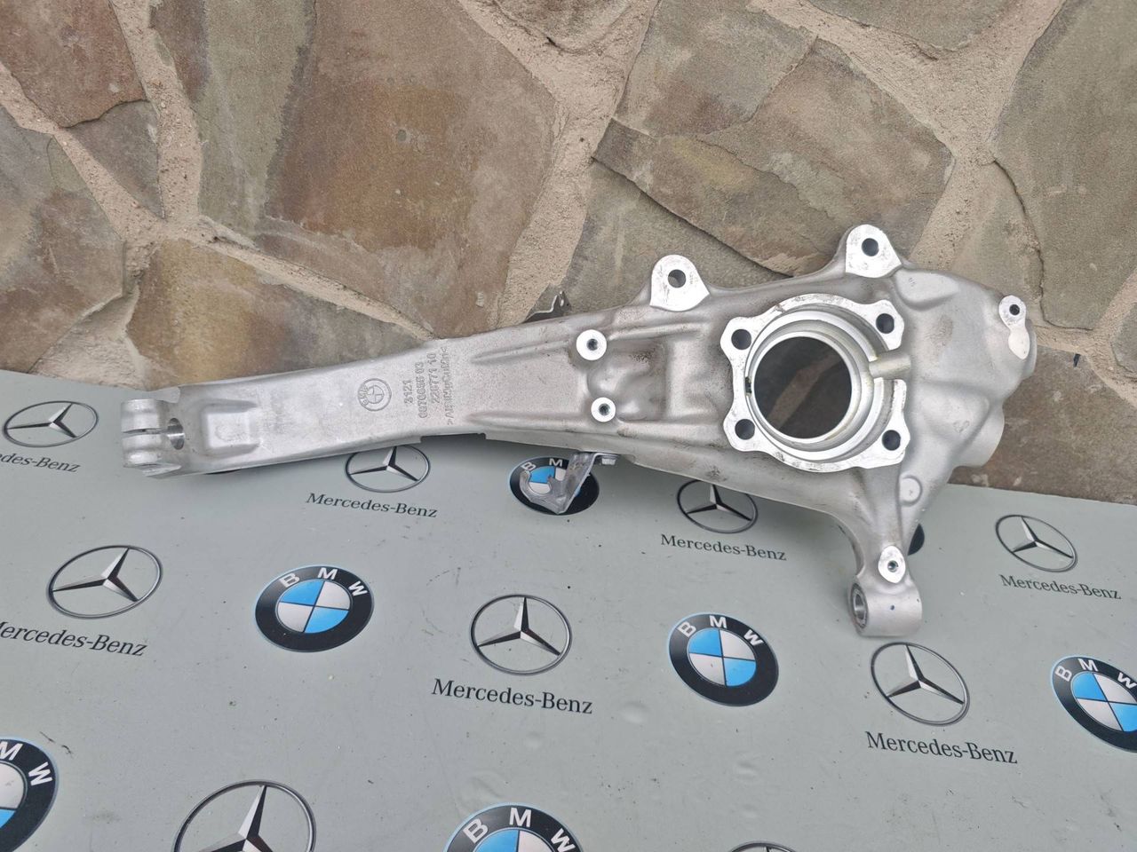 кулак поворотный левый BMW X5 G05 [рестайлинг] 2024, бензин, 6876655