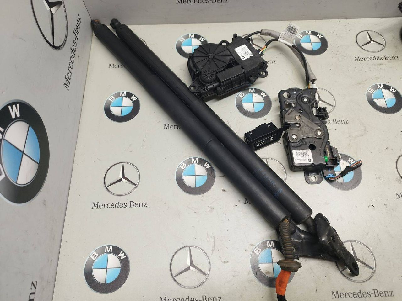 комплект электропривода крышки багажника BMW X1 F48 2018, 2.0 л., бензин, АКПП, 9275121, 7481807, 7481805