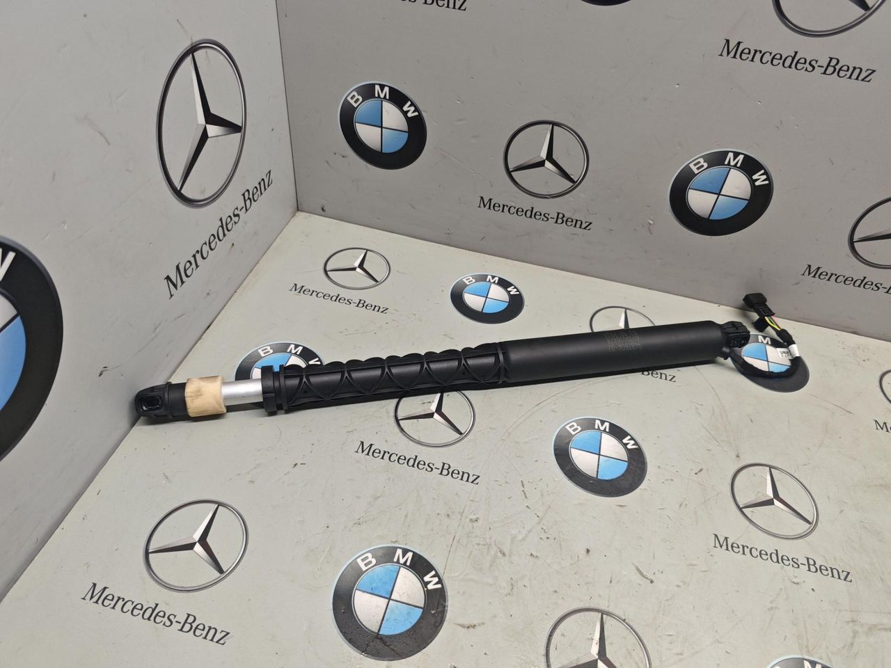 Амортизатор заднего борта BMW X5 G05 [рестайлинг] 2025, 3.0 л., бензин, 9482804