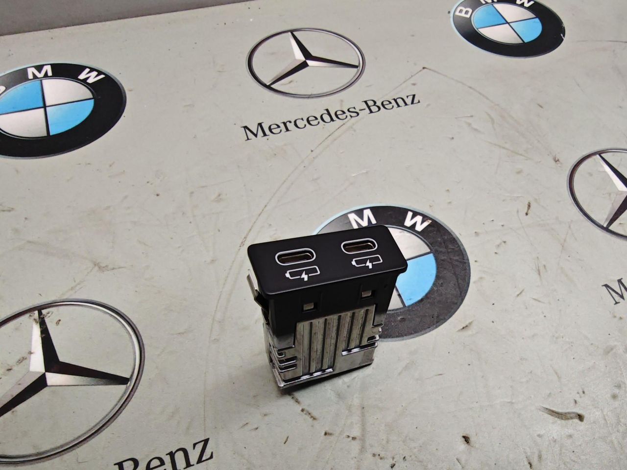 разъем AUX / USB BMW X7 G07 [рестайлинг] 2024, 3.0 л., B58B30, бензин, 475, полный привод, 5A84163