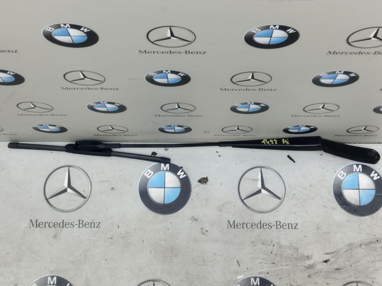 щеткодержатель (поводок стеклоочистителя, дворник) BMW X1 F48 2018, 2.0 л., бензин, АКПП, 7360515 - фото №1