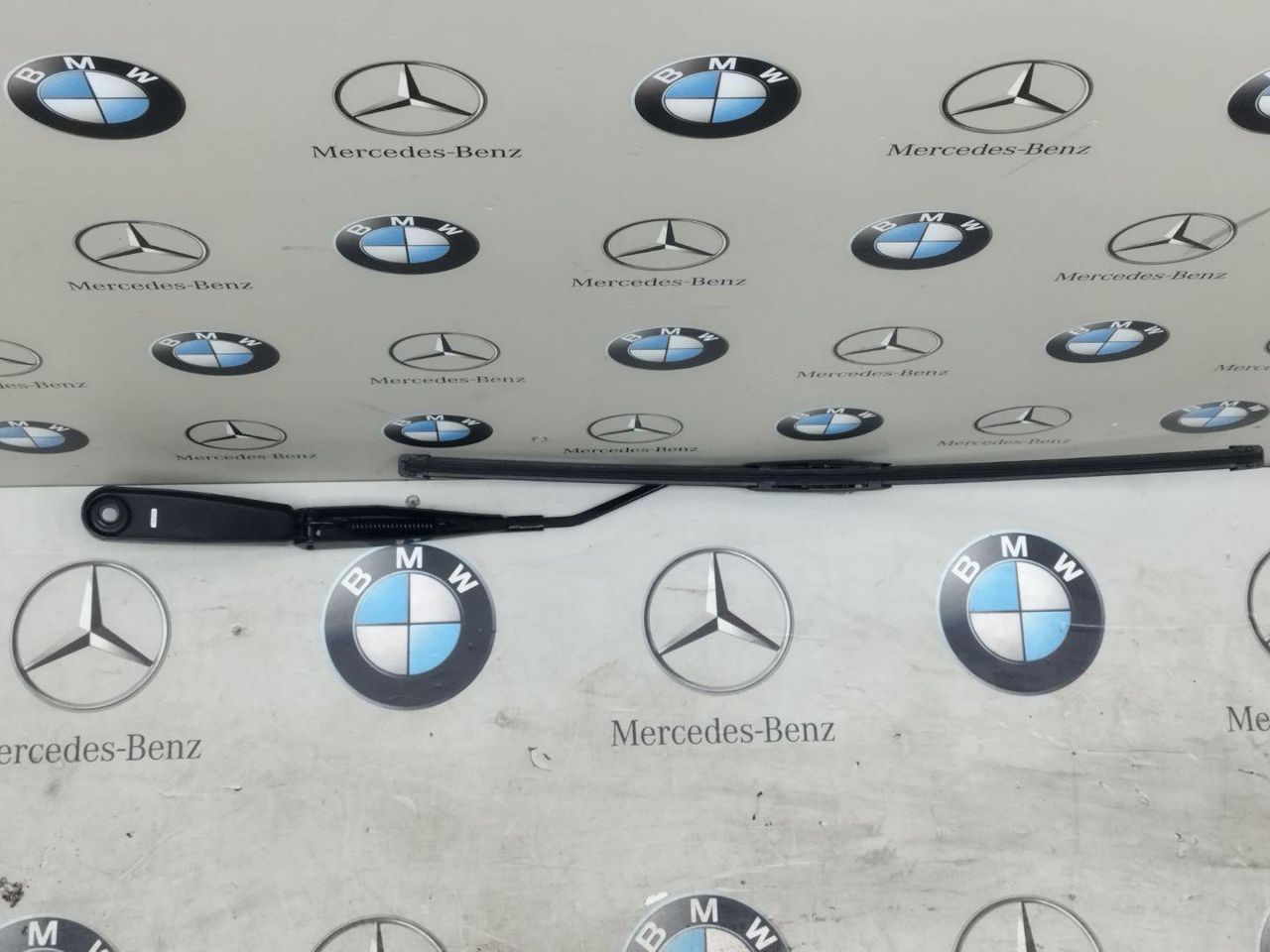 щеткодержатель (поводок стеклоочистителя, дворник) BMW X1 F48 2018, 2.0 л., бензин, АКПП, 7360506 - фото №1