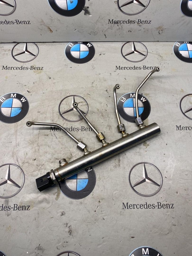 топливная рампа BMW 4 серия F32/F33 2014, 2.0 л., бензин, купе, 7585411