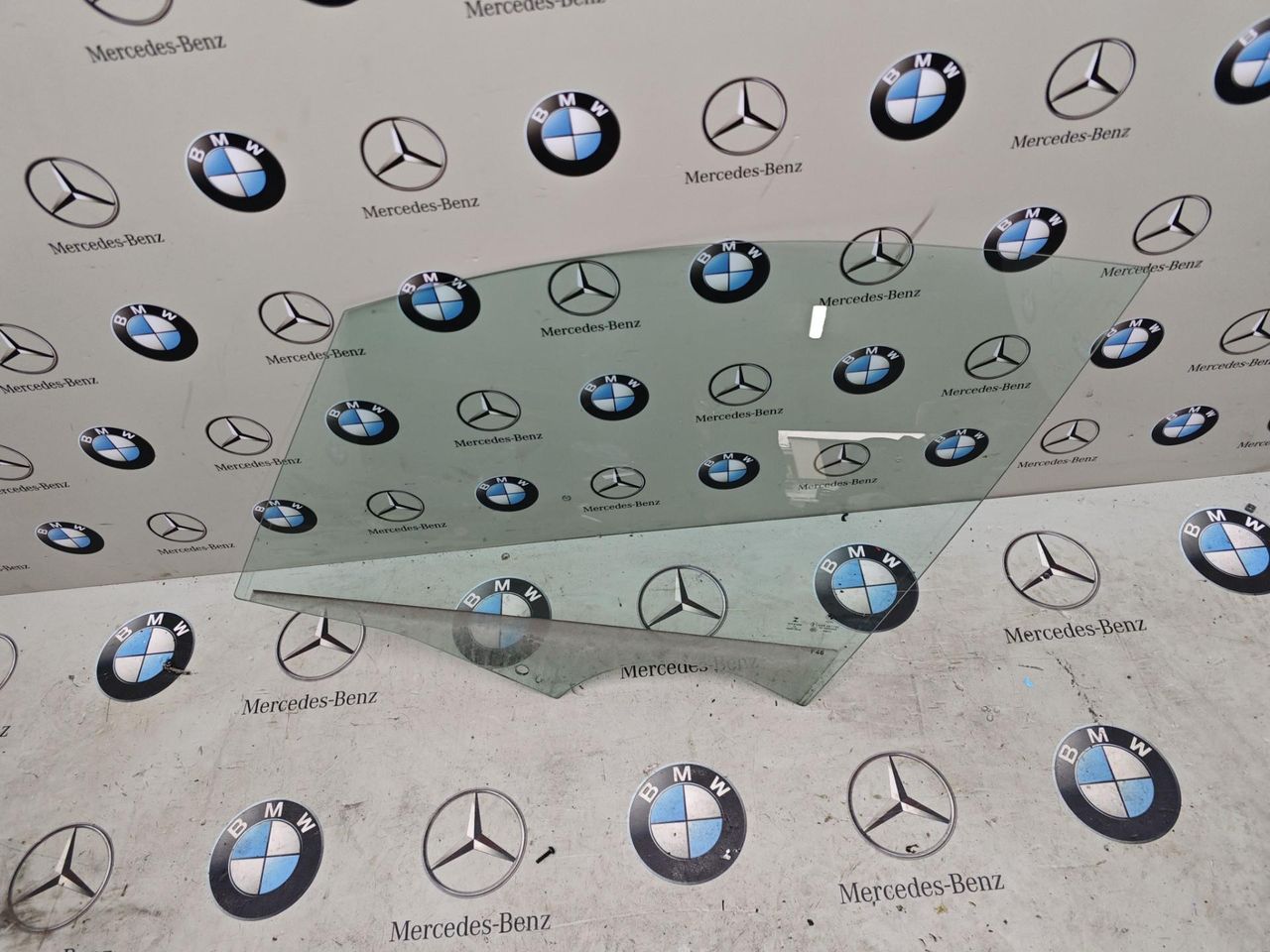 стекло двери передней левой BMW 2 серия Active Tourer F45 2015, 2.0 л., B48 A20 A