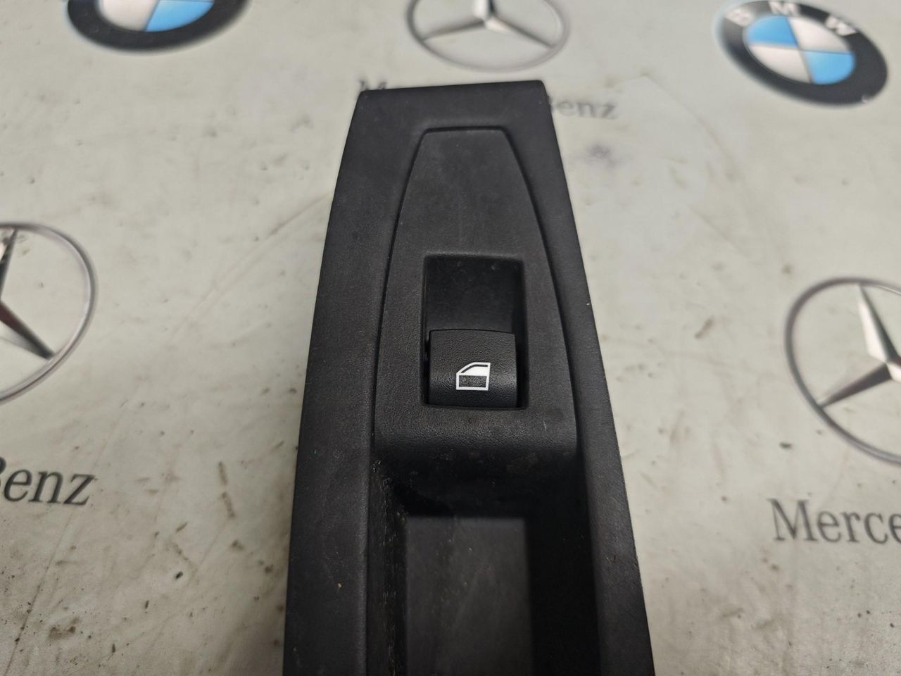 кнопка стеклоподъемника двери BMW 2 серия Active Tourer F45 2015, 2.0 л., B48 A20 A, 9208107