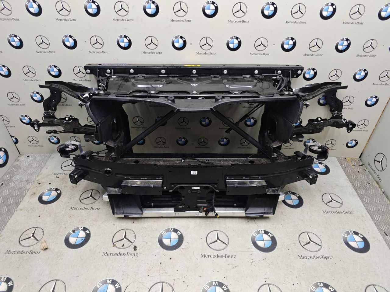 передняя панель крепления облицовки (телевизор) BMW XM G09 2024, 4.4 л., бензин, 475, полный привод