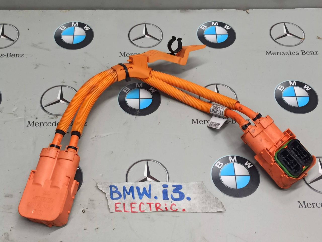 плюсовой провод аккумулятора BMW i3 L01 2014, 7647014