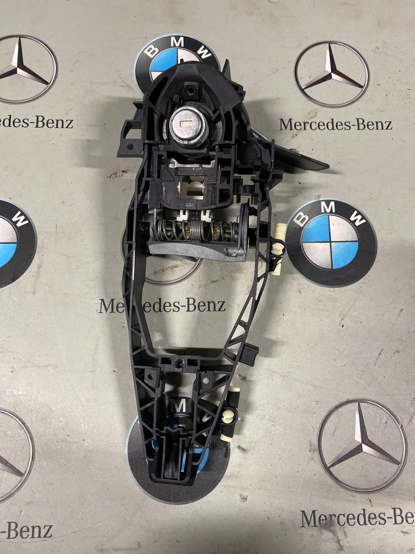 скелет ручки двери передней левой BMW X7 G07 [рестайлинг] 2023, 3.0 л., B58 B30 A, бензин, 475, 9881775