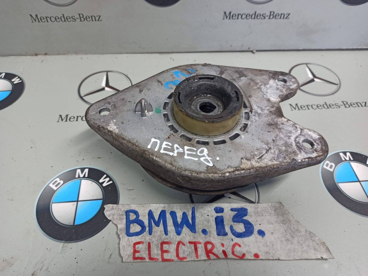 опора амортизатора верхняя (чашка) BMW i3 L01 2014, 6852212