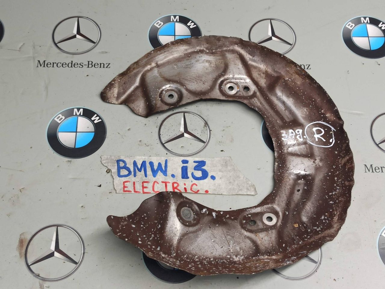 защитный кожух тормозного механизма BMW i3 L01 2014, 6863444