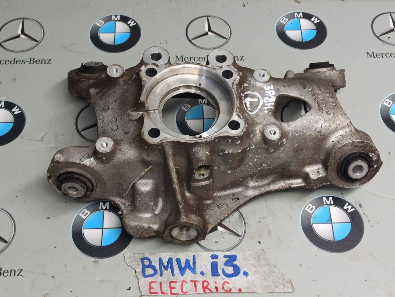 кулак задний левый BMW i3 L01 2014, 6852163