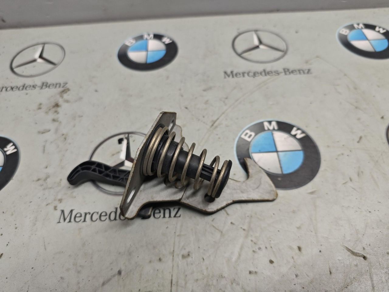 захватный крюк капота BMW X1 E84 [рестайлинг] 2015, 2.0 л., бензин, 2990367