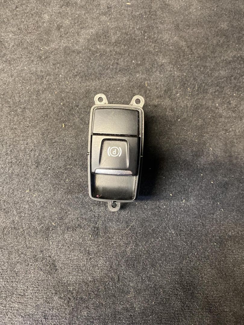 кнопка ручного тормоза (ручника) BMW X1 F48 2018, 2.0 л., бензин, АКПП, 6822523