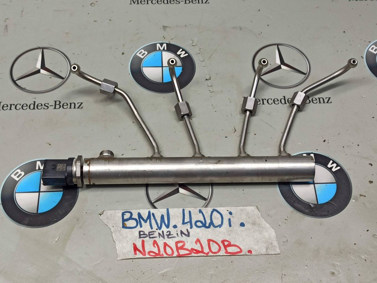 топливная рампа BMW 4 серия F32/F33/F36 2014, 2.0 л., бензин, 7585411