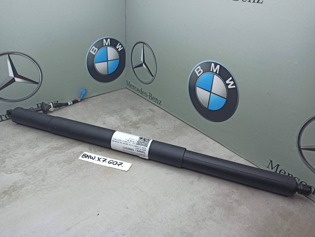 амортизатор крышки багажника (3-5 двери) BMW X7 G07 [рестайлинг] 2023, 3.0 л., B58B30, бензин, 475, полный привод, 9482803
