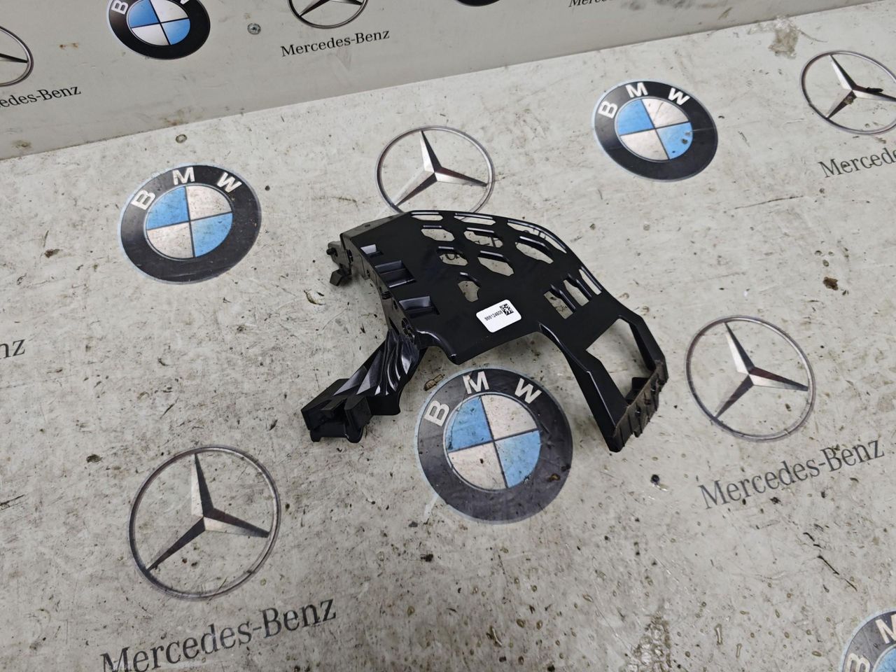 крепление ( кронштейн ) крыла BMW X7 G07 [рестайлинг] 2023, 4.4 л., бензин, a96, полный привод, правый руль, 9881246